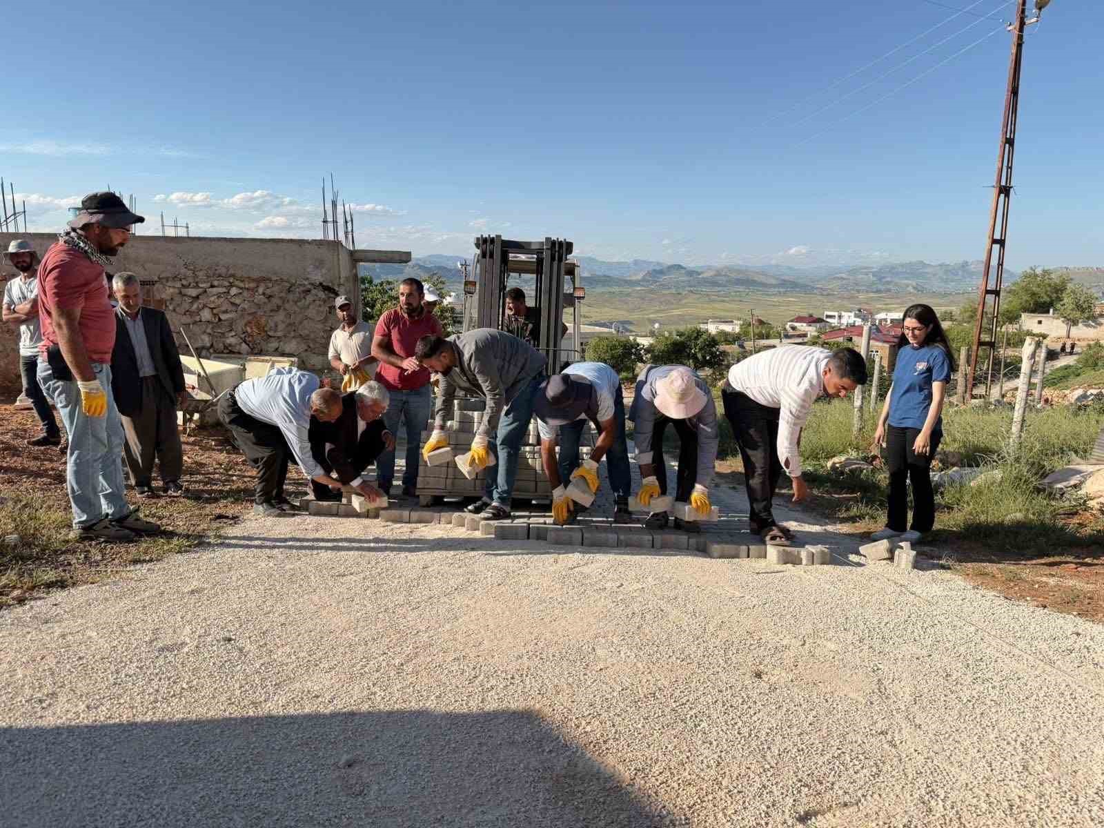 Çermik’te mahalle yolları onarılıyor