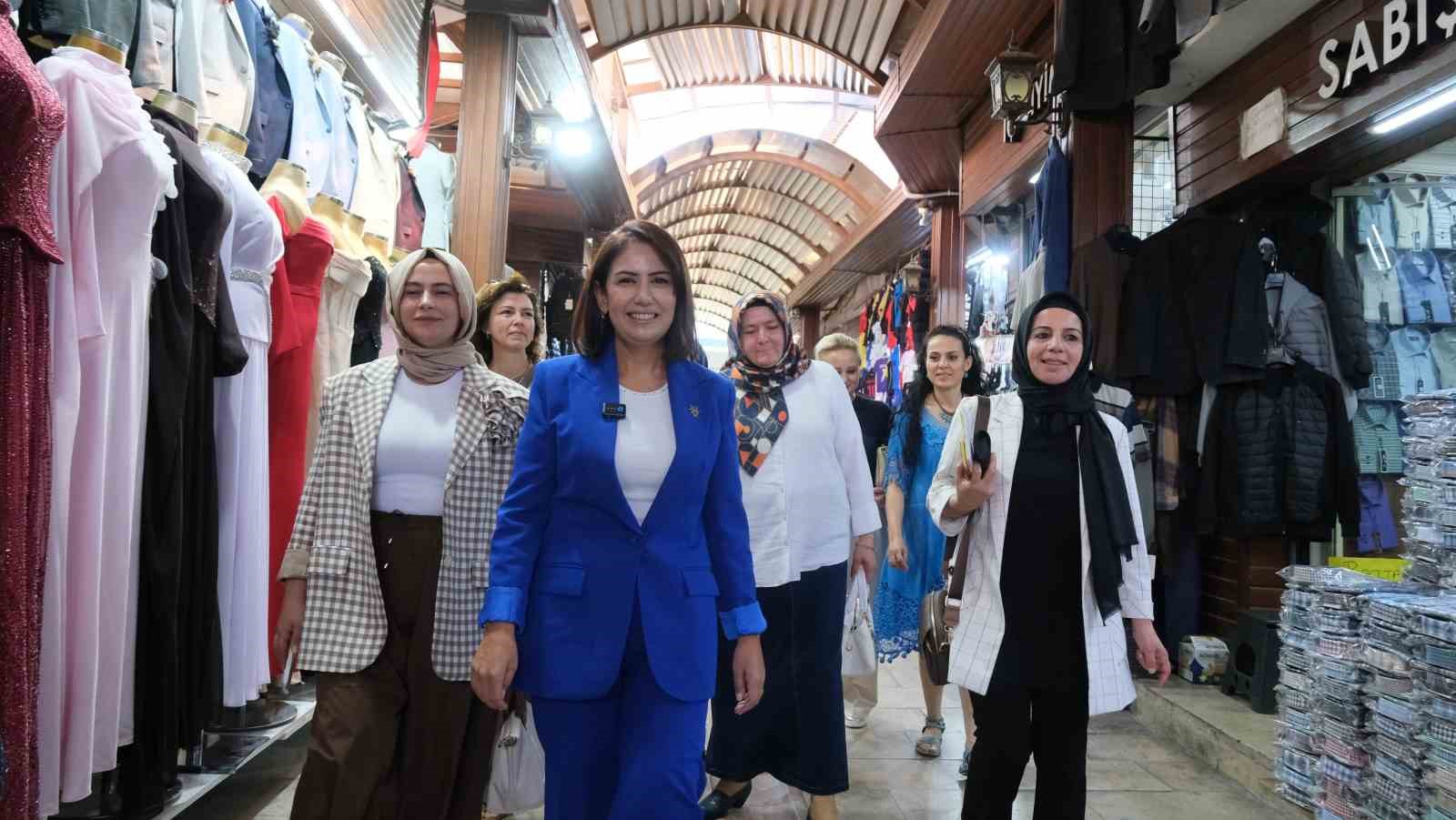 AK Parti Kadın Kolları Teşkilatı Bayramyeri&rsquo;nde esnafı ziyaret etti