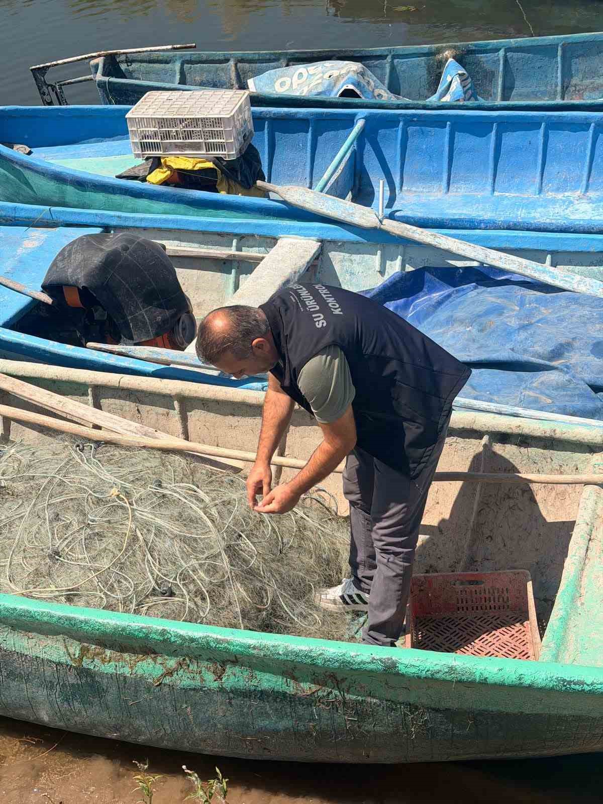 Beyşehir G&ouml;l&uuml;&rsquo;nde ağlar ve balık boyları mercek altında