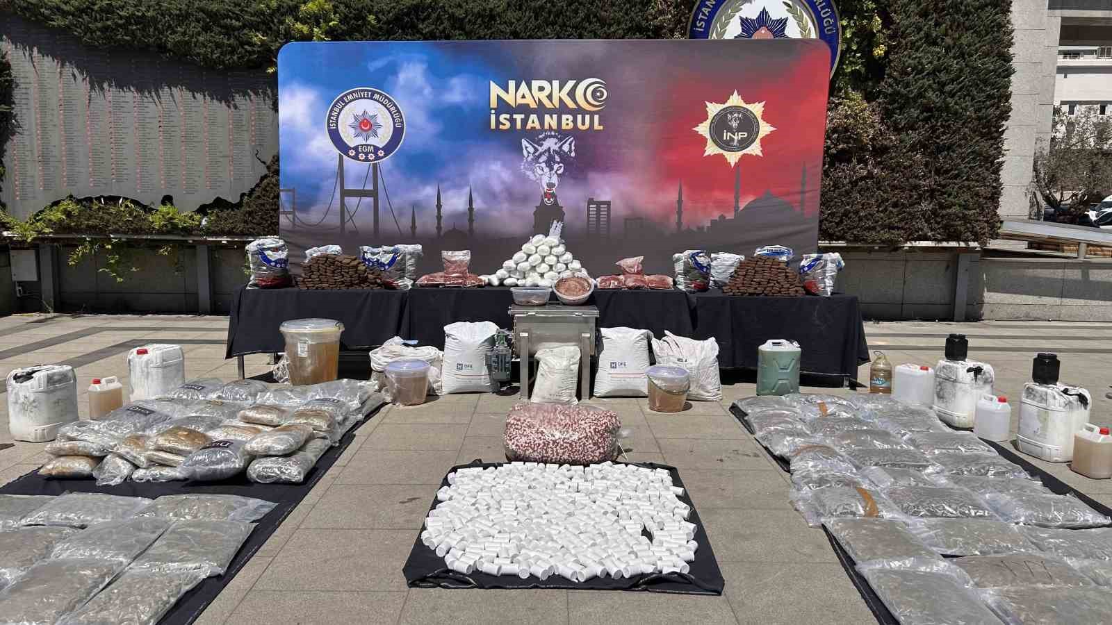 Uyuşturucu ve suç örgütlerine yönelik operasyonlarda ele geçirilen maddeler emniyette sergilendi