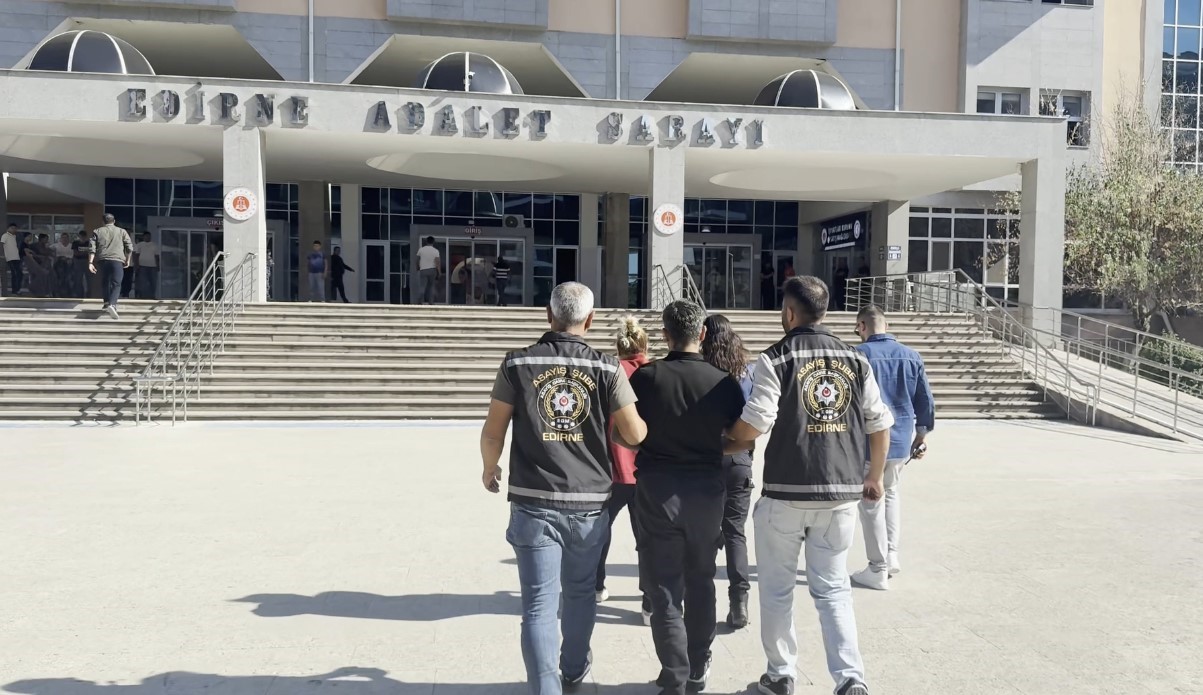 Edirne’de 31 yıl hapis cezasıyla aranan anne ve oğul yakalandı