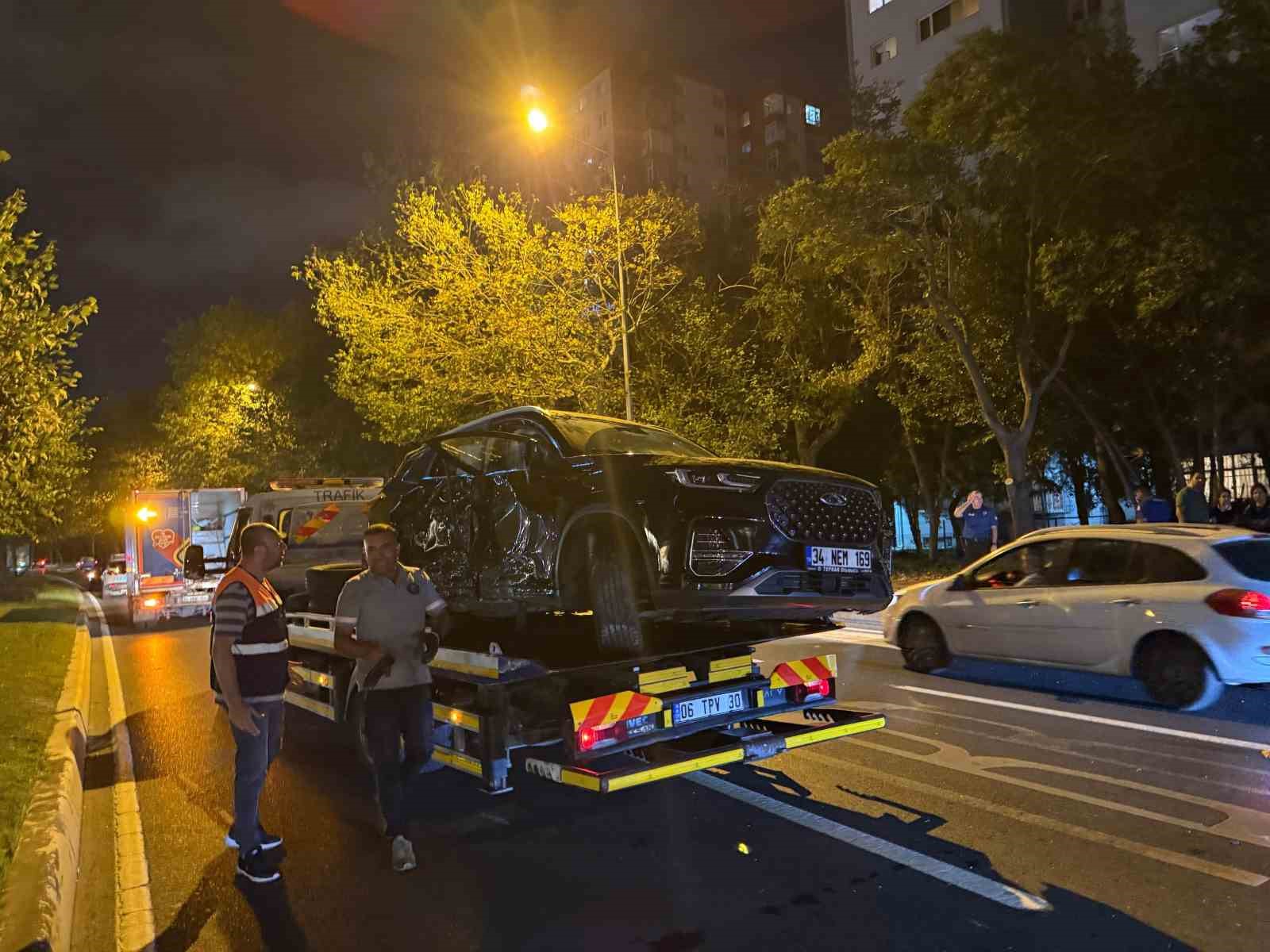 Refüjü aşan otomobil karşı şeritte iki araca çarptı: 3 yaralı