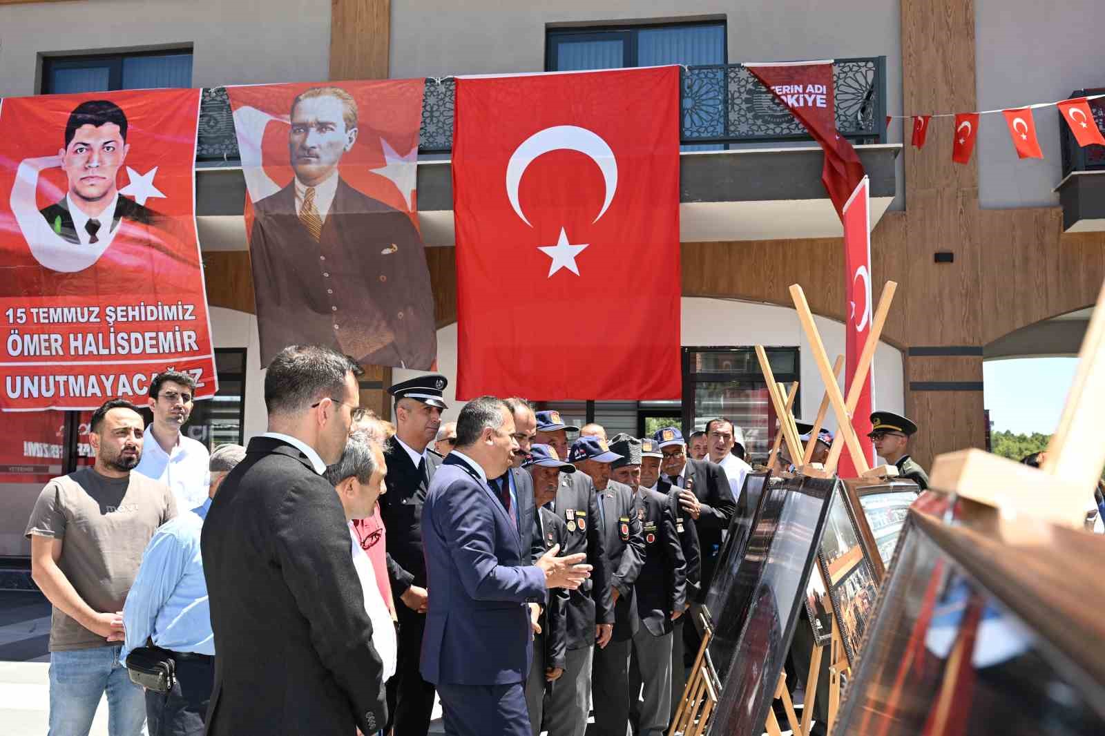 Demirci&rsquo;de demokrasi n&ouml;betinde kahramanlık t&uuml;rk&uuml;leri yankılandı