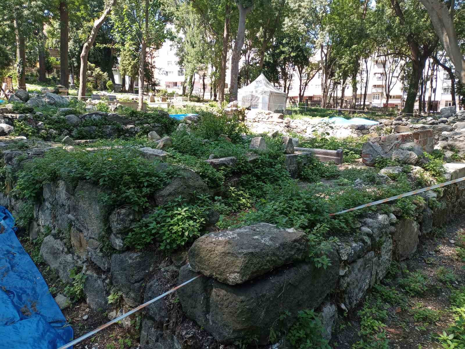 Seyyid Kutbiddin Mezarlığı&rsquo;nda saklı tarih g&uuml;n y&uuml;z&uuml;ne &ccedil;ıkarılıyor