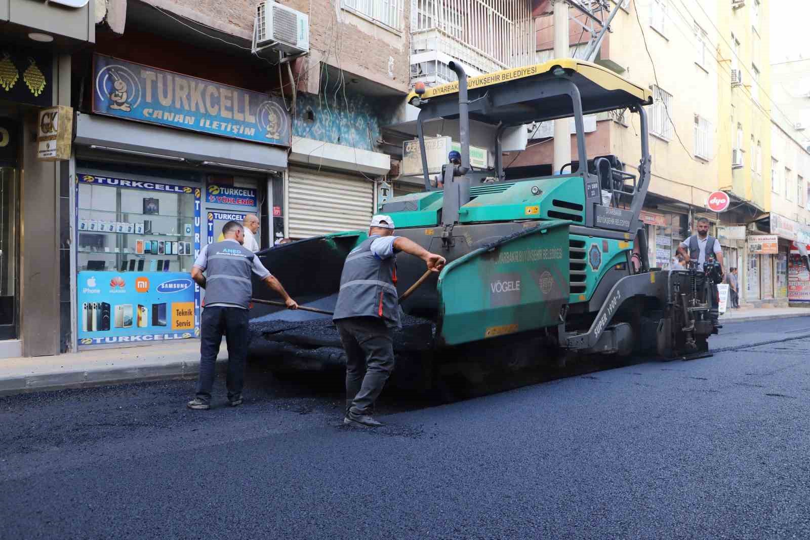 Kayapınar ve Bağlar&rsquo;da 2 cadde 10 bin 400 ton asfaltla yenilendi