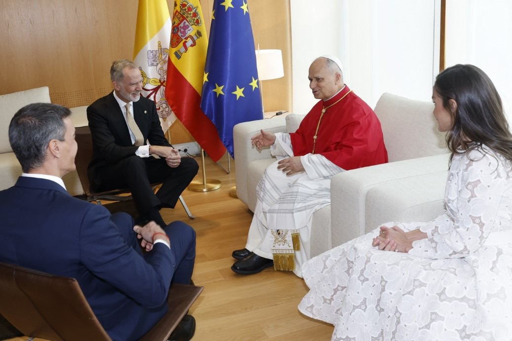 Papa 14. Leo, İspanya’da Kral Felipe ve Kraliçe Letizia tarafından resmi törenle karşılandı
