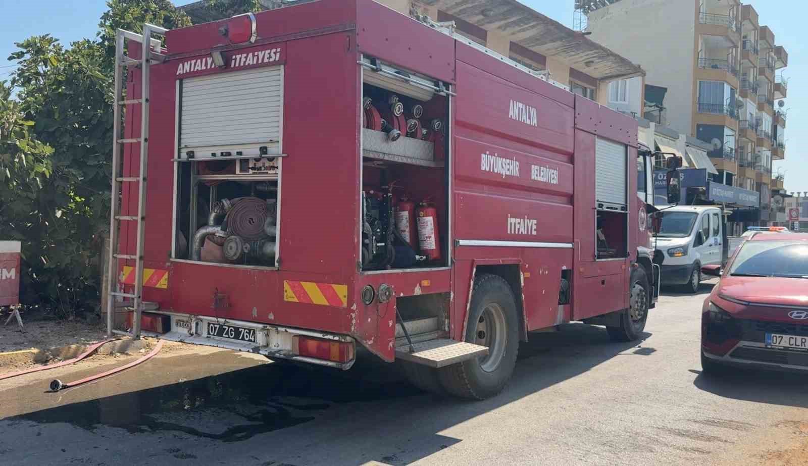 Antalya&rsquo;da gecekondu yangınında 1 kişi dumandan etkilendi