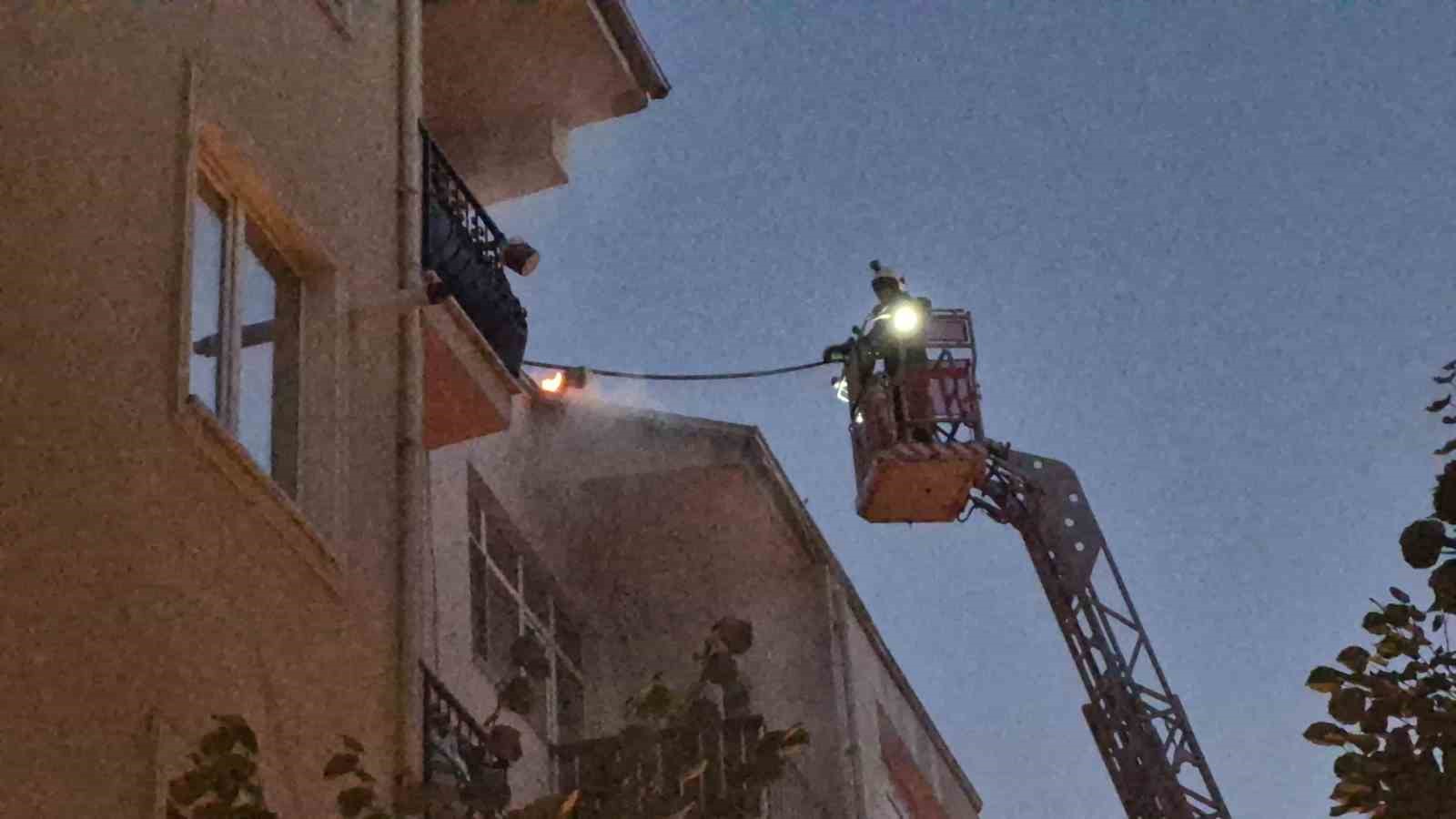 Eskişehir&rsquo;de 4 katlı binanın &ccedil;atısında yangın &ccedil;ıktı: Dumandan etkilenenler var