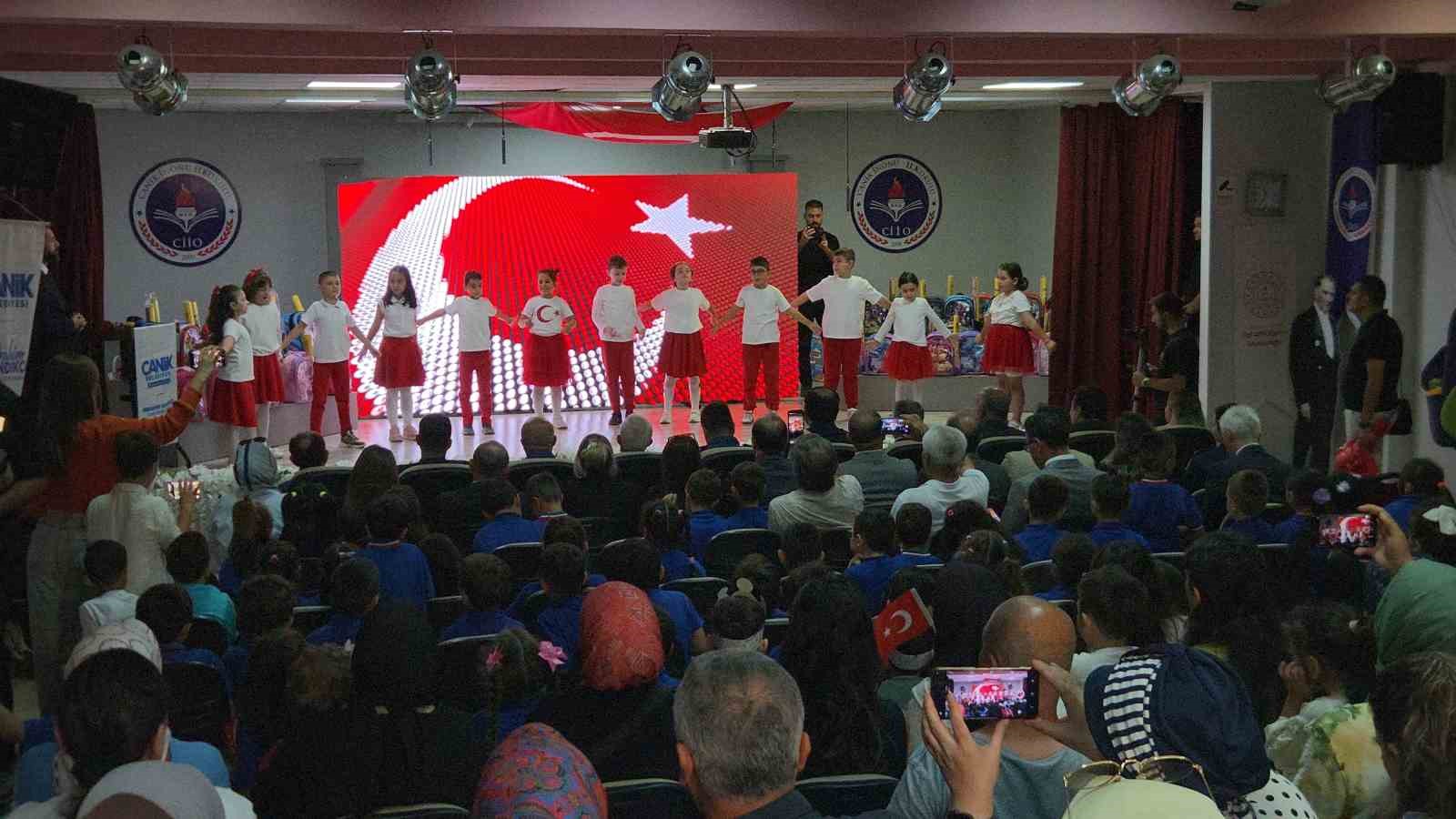 Bu ilçede okula başlayan tüm öğrencilere çanta ve kırtasiye seti hediye