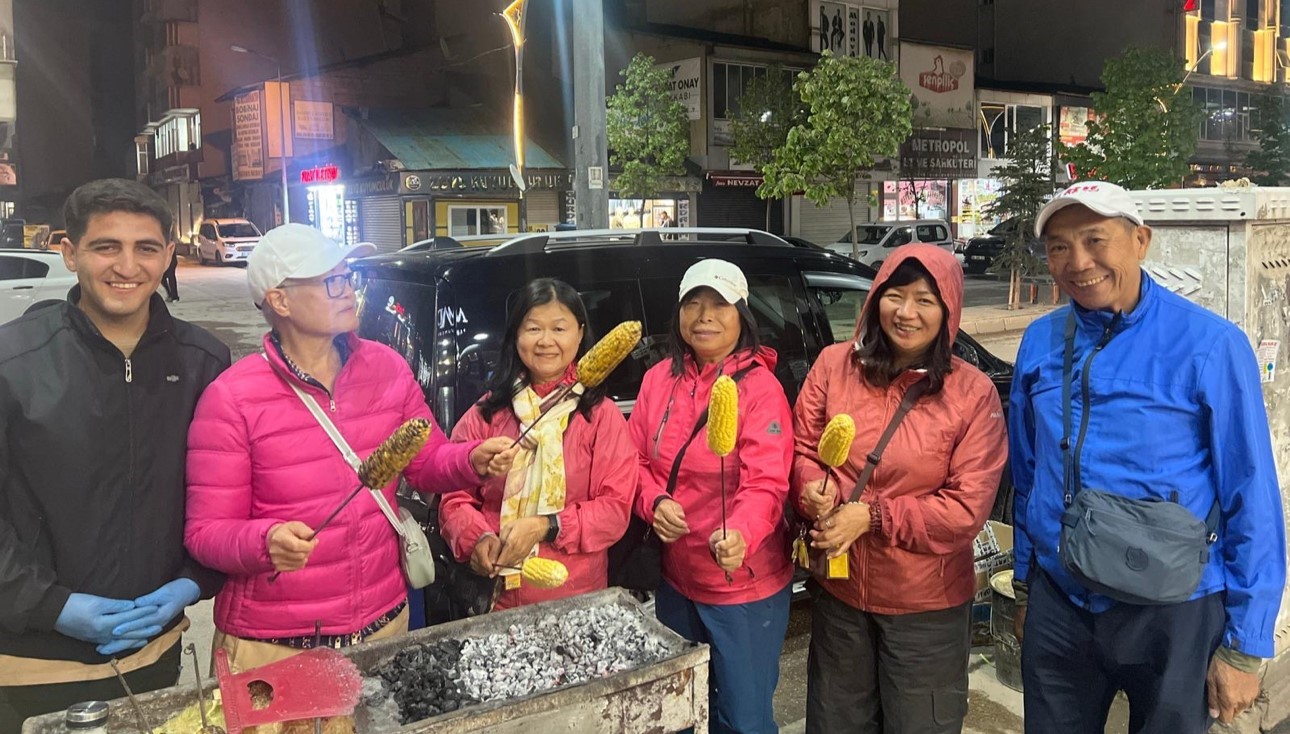 Y&uuml;ksekova&rsquo;da Taylandlı turistlere k&ouml;zde mısır ikramı yapıldı