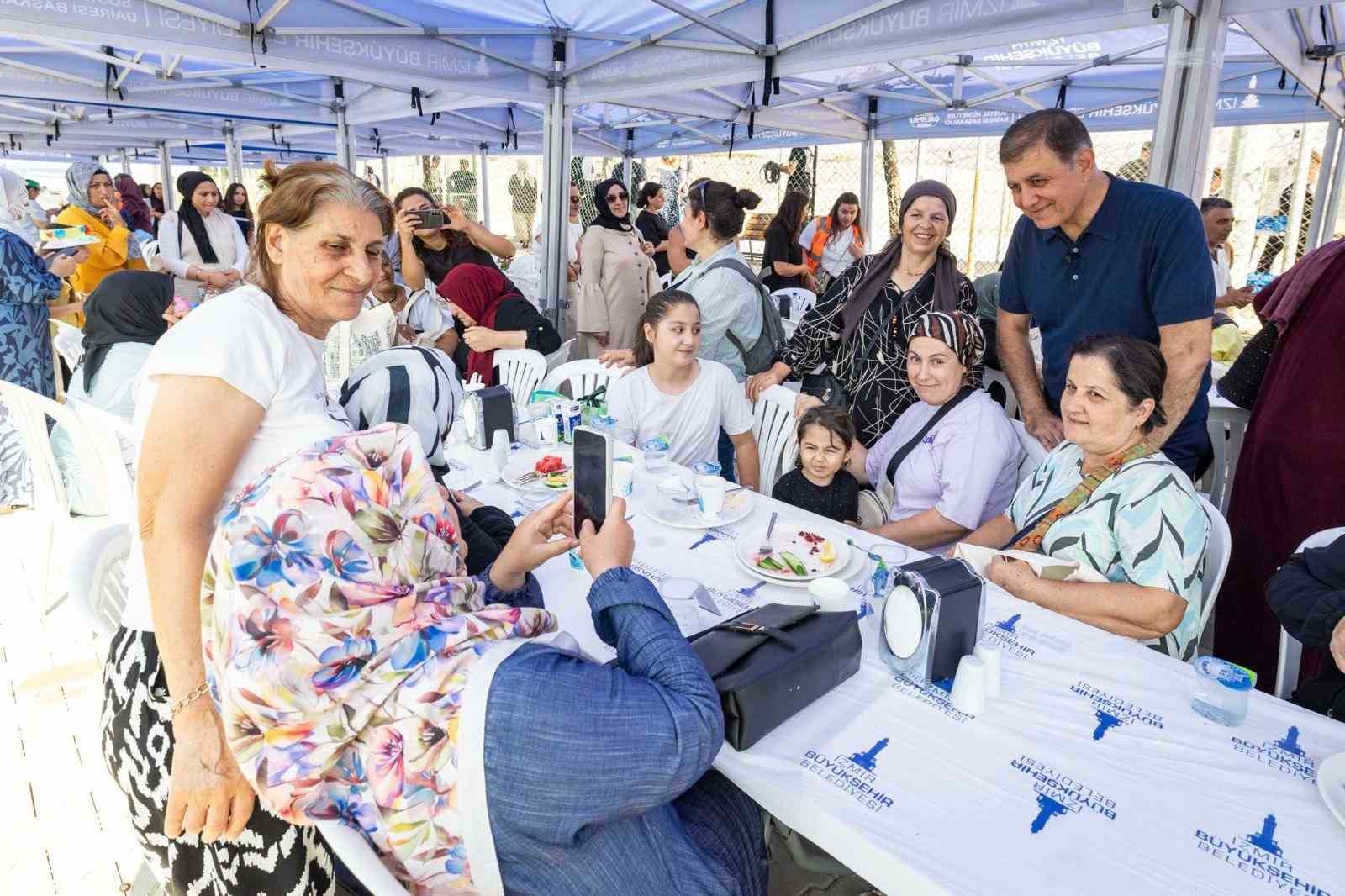 Toprakla buluşan kadınların hasat sevincine Başkan Tugay da ortak oldu