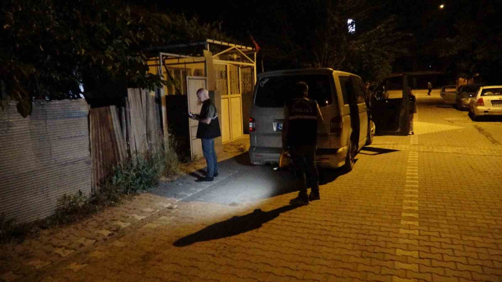 İki oğluyla gittiği ev baskınında bı&ccedil;aklandı