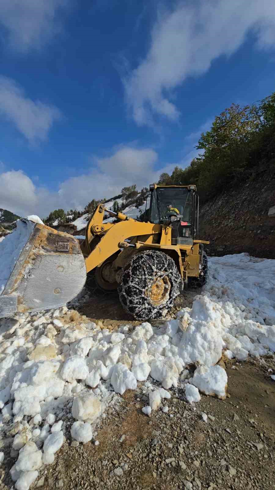 Rize’de yayla yollarında Haziran ayında kar temizliği