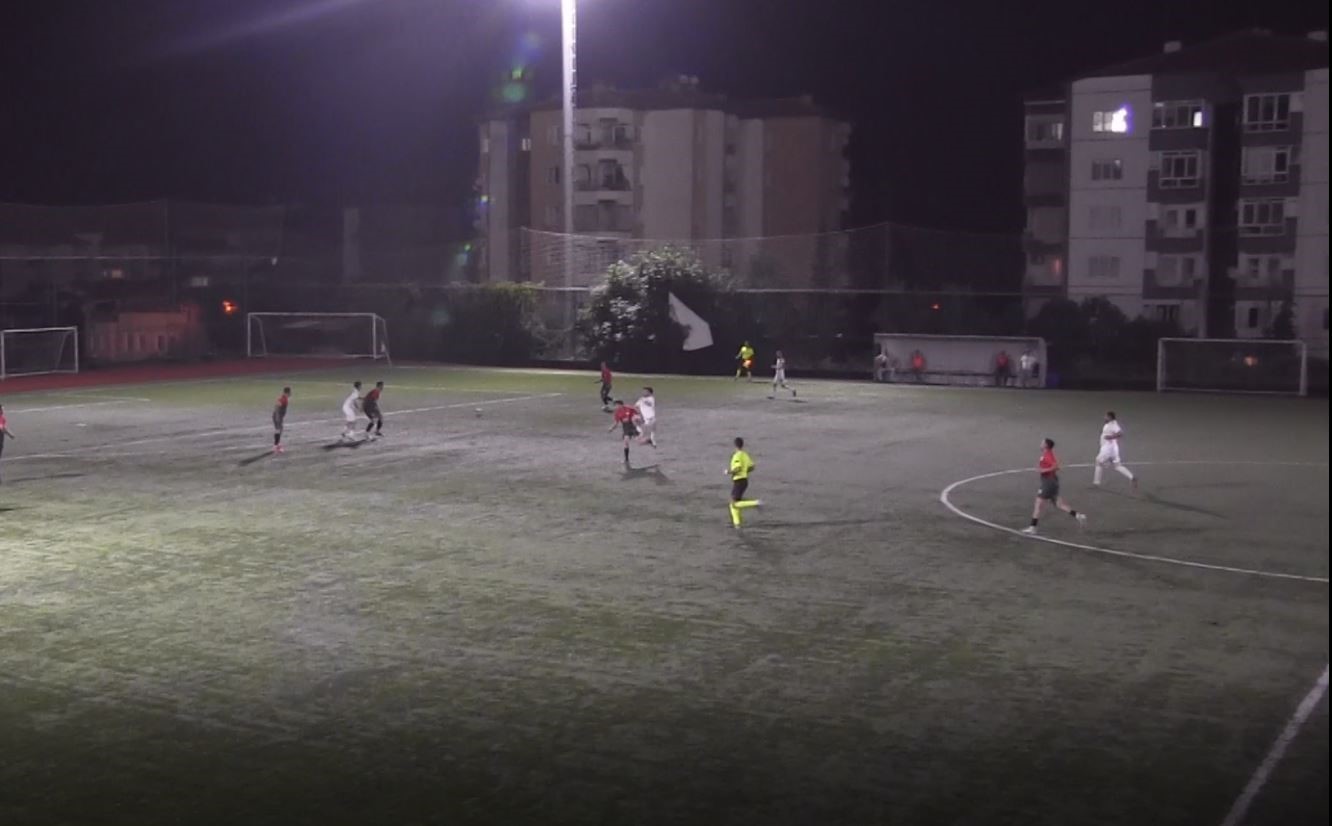 Denizli&rsquo;de rakibiyle &ccedil;arpışan futbolcu hastaneye g&ouml;t&uuml;r&uuml;ld&uuml;