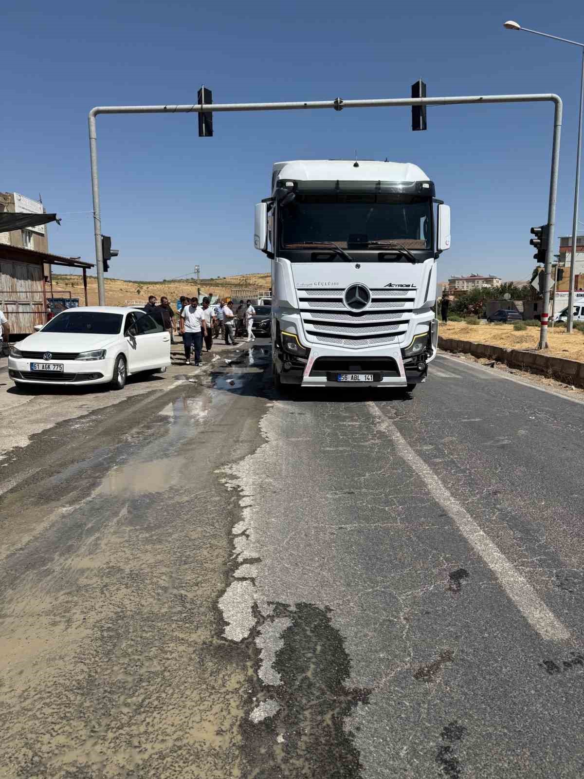Siirt&rsquo;te kamyon, kırmızı ışıkta bekleyen ara&ccedil;lara &ccedil;arptı