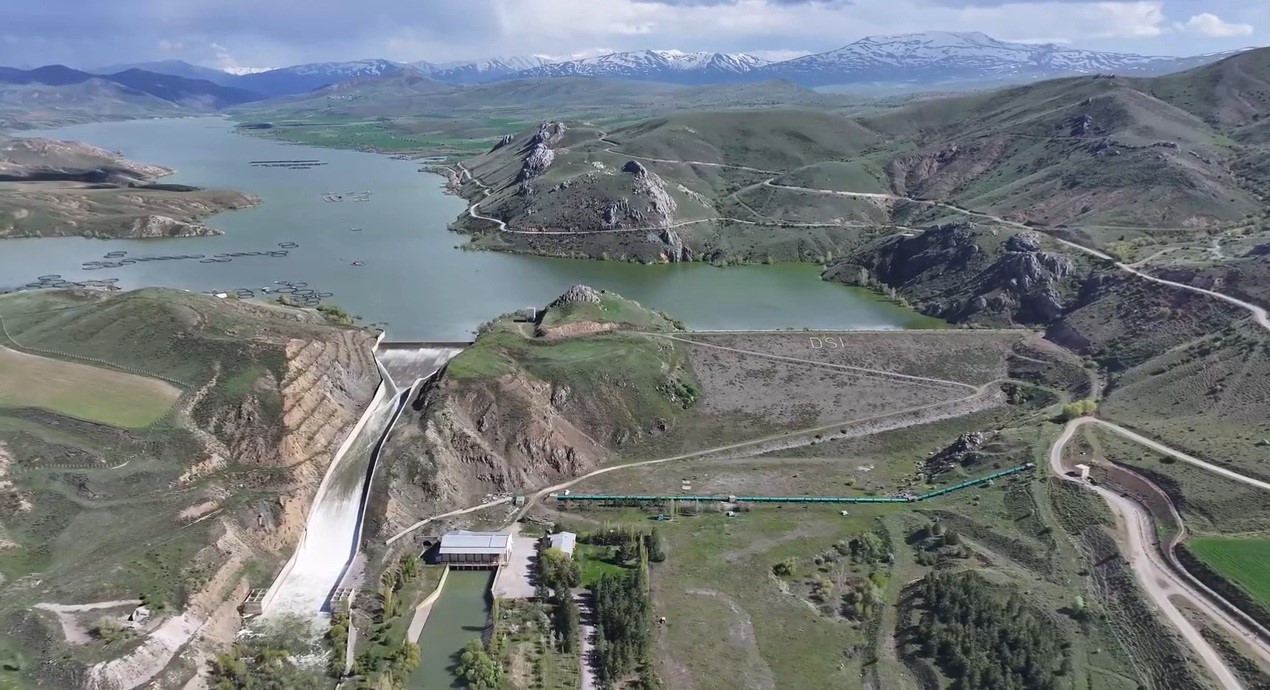 Erzincan’da baraj ve sulama suları tarlaları bereketle buluşturuyor