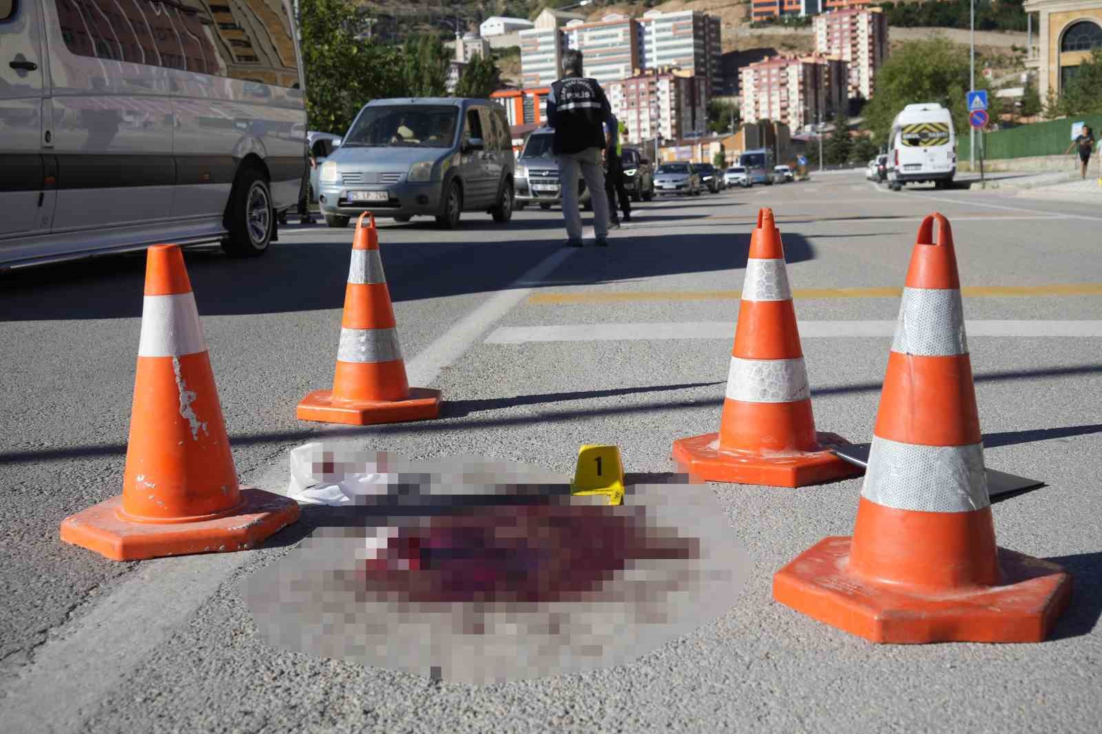 G&uuml;m&uuml;şhane&rsquo;de otomobilin &ccedil;arptığı yaya yaralandı