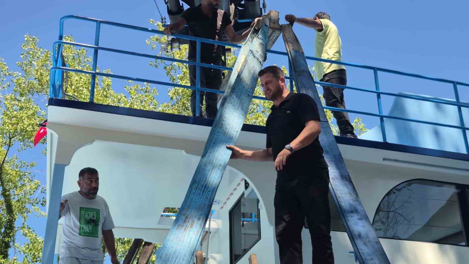 Tekneyi karadan yürüttüler