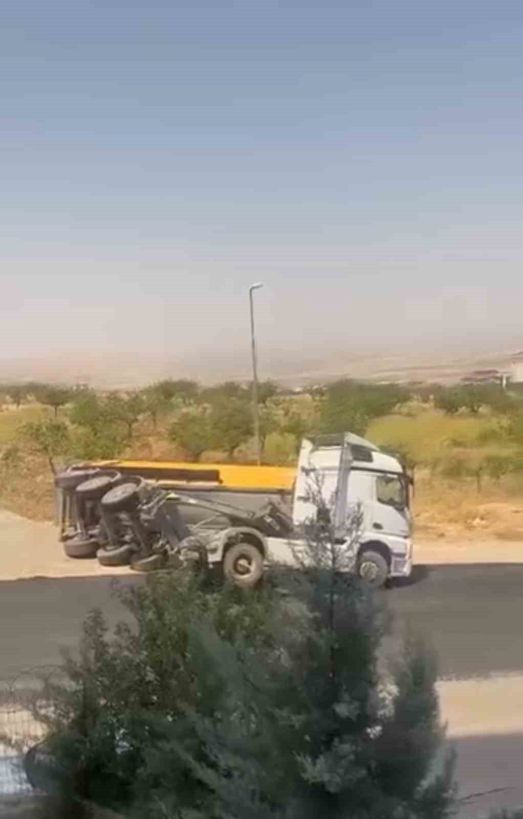 Siirt’te kum yüklü bir kamyon devrildi