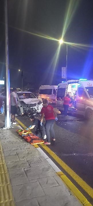 Serik’te otomobil ile VIP araç çarpıştı: 10 kişi yaralandı