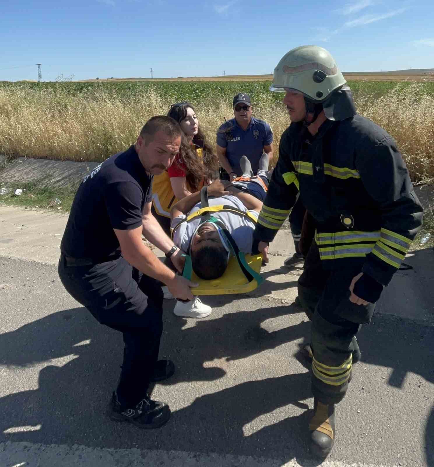 Tekirdağ’da moloz yüklü kamyon devrildi