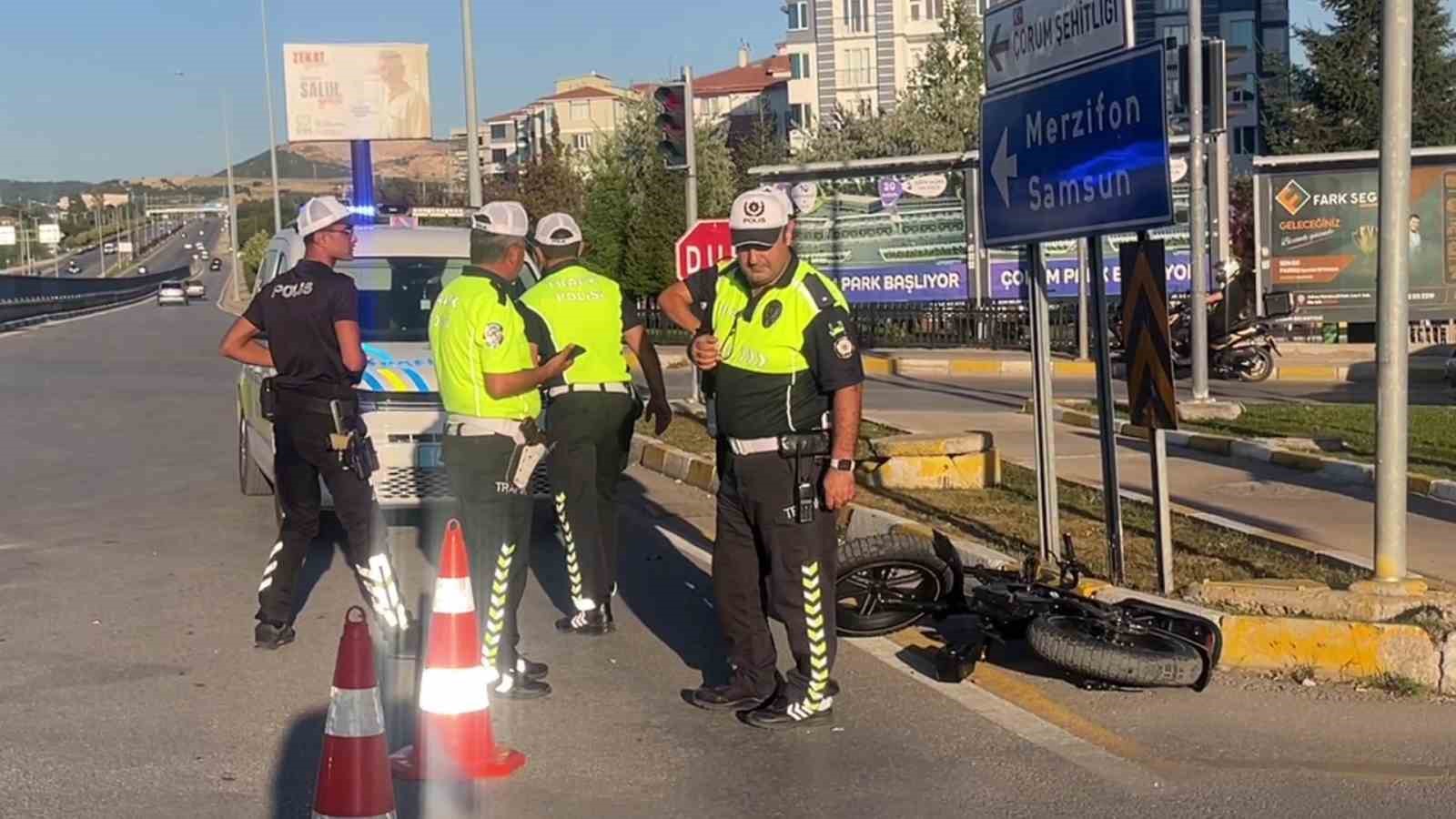 &Ccedil;orum&rsquo;da minib&uuml;s&uuml;n &ccedil;arptığı elektrikli bisikletli &ccedil;ocuk yaralandı