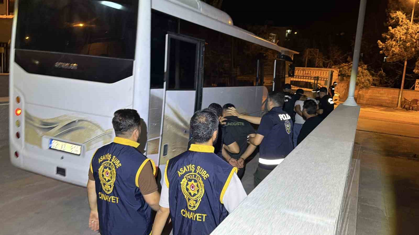Kirveler su&ccedil; &ouml;rg&uuml;t&uuml;ne darbe: 5 ş&uuml;pheli tutuklandı
