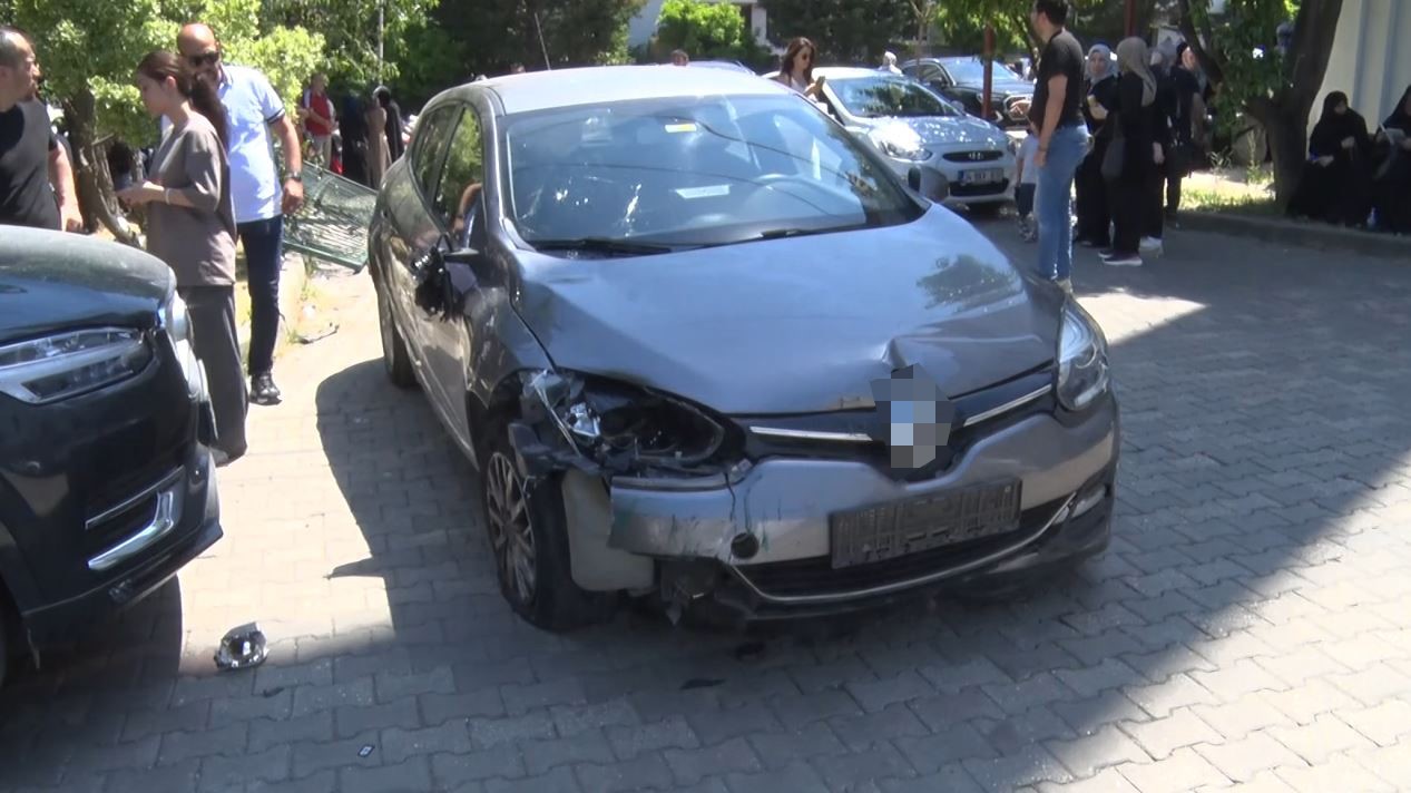 B&uuml;y&uuml;k&ccedil;ekmece&rsquo;de ortaokul &ouml;n&uuml;nde yaşanan kazada faciadan d&ouml;n&uuml;ld&uuml;: 2&rsquo;si &ccedil;ocuk 6 yaralı