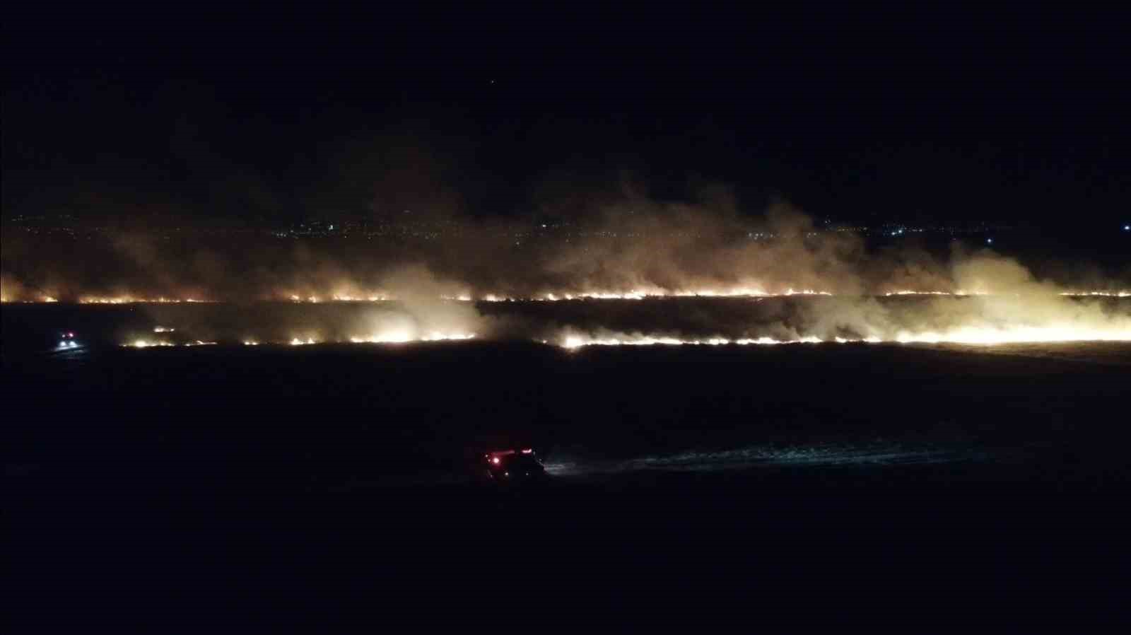 Balıkesir&rsquo;de alevler geceyi aydınlattı