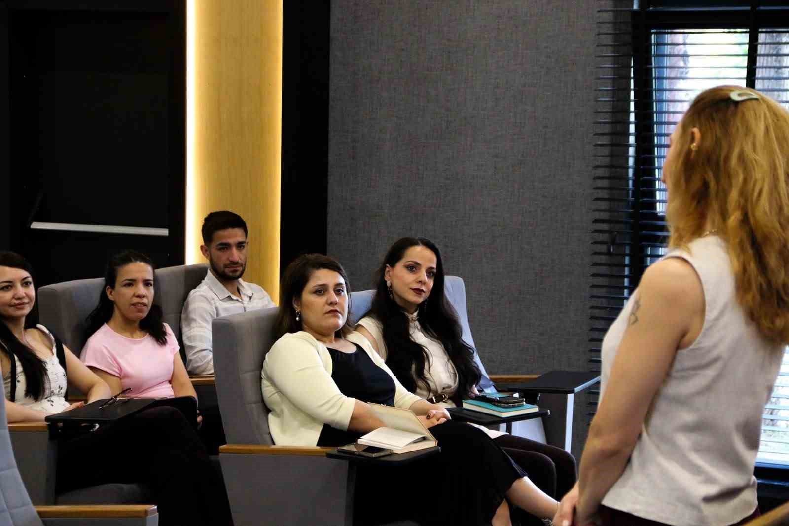 K&uuml;tahya OSB Akademi&rsquo;de "Beden Dili ve Mikro Mimik" eğitimi d&uuml;zenlendi