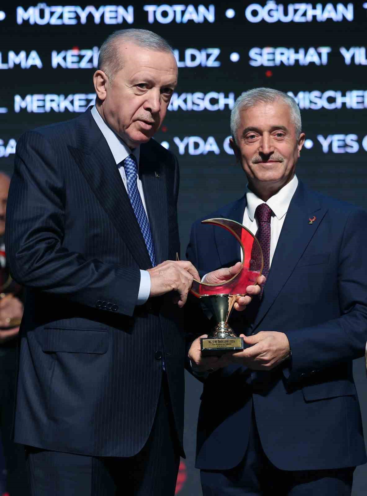 Cumhurbaşkanı Erdoğan’dan Tahmazoğu’na birincilik ödülü