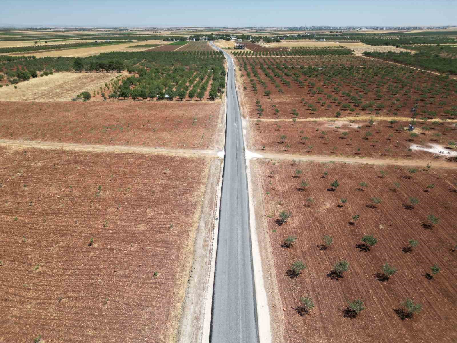 Hilvan&rsquo;da 5 bu&ccedil;uk kilometrelik yol yenilendi