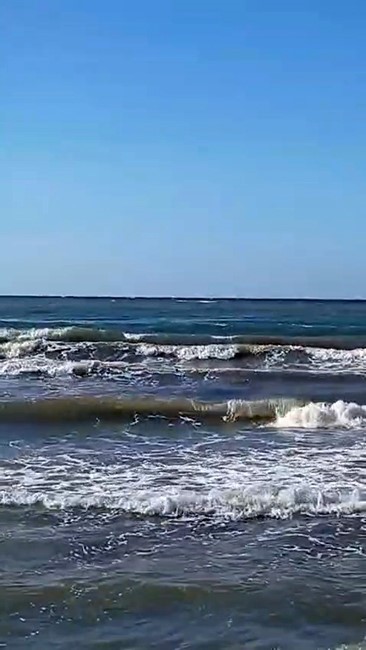 Dalgalara aldırış etmedi, cankurtaran ekiplerine zor anlar yaşattı