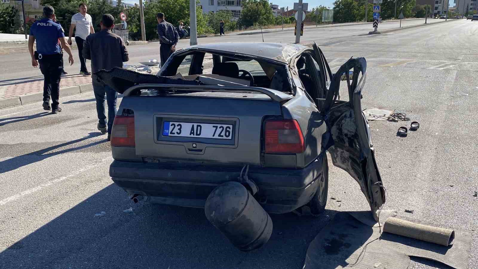 Elazığ’da otomobil, aydınlatma direğine çarptı: 1’i ağır 3 yaralı