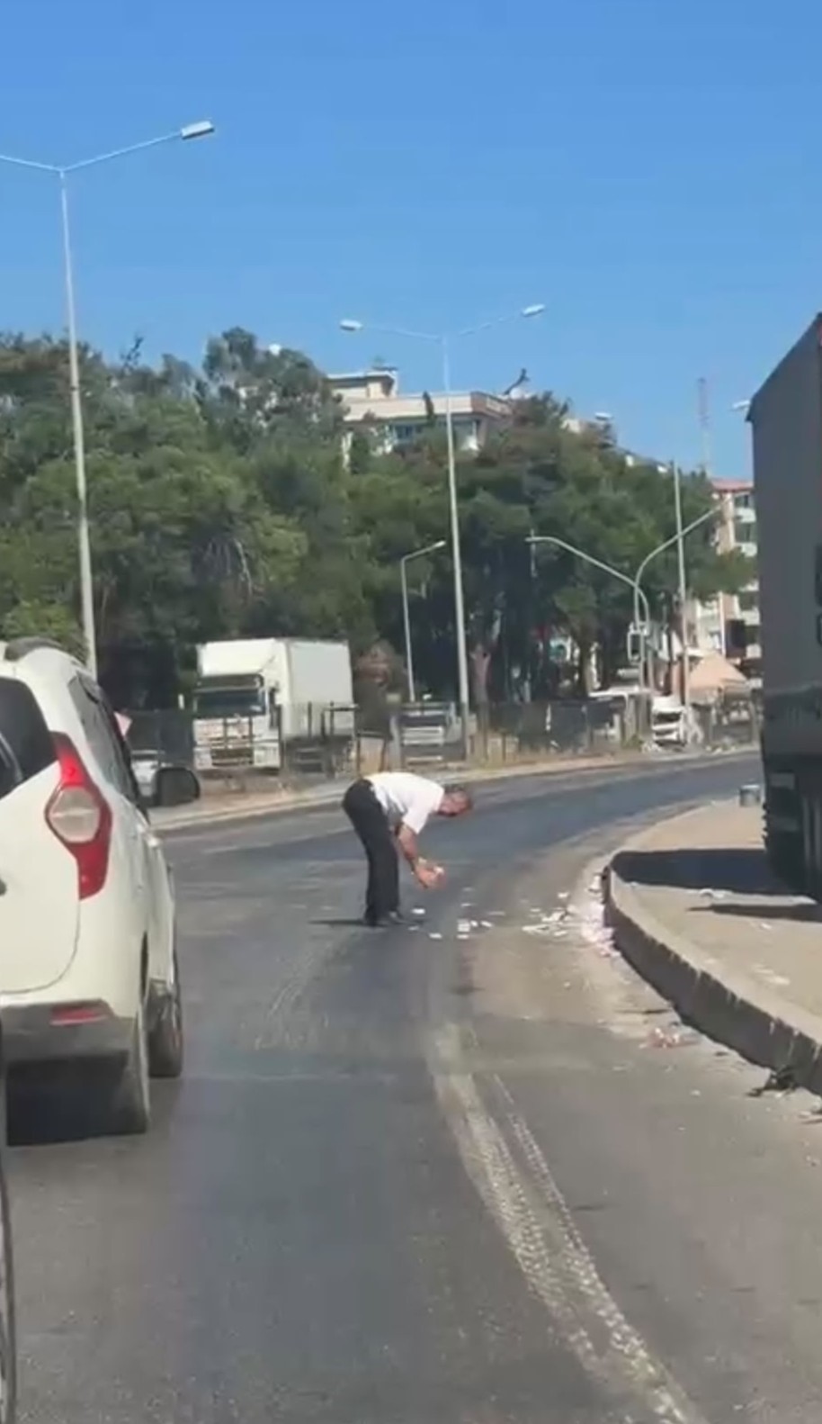 Deste deste paralar yola sa&ccedil;ıldı, trafik tamamen durdu
