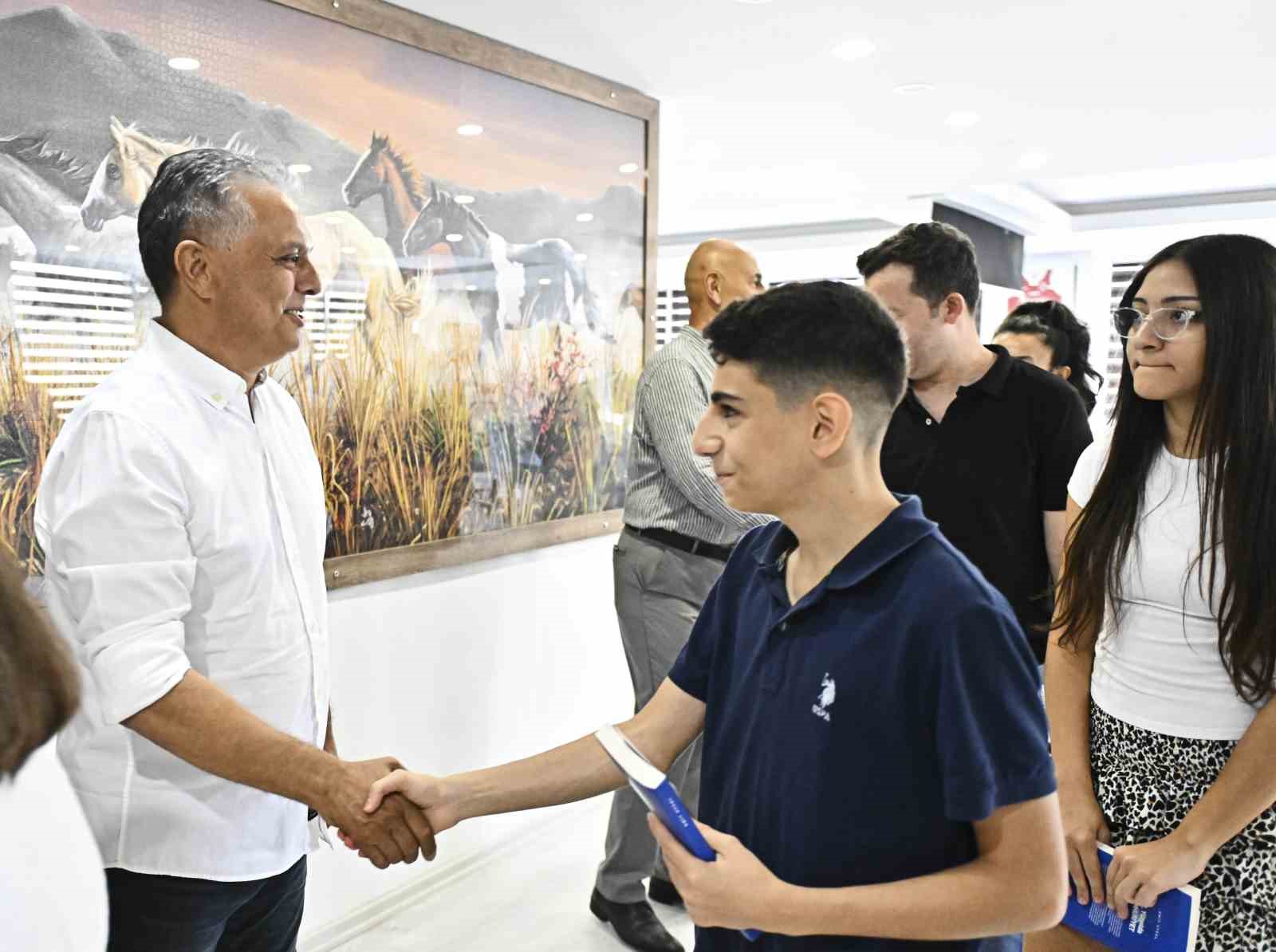 Başkan Uysal başarılı &ouml;ğrencileri hediye &ccedil;ekiyle &ouml;d&uuml;llendirdi