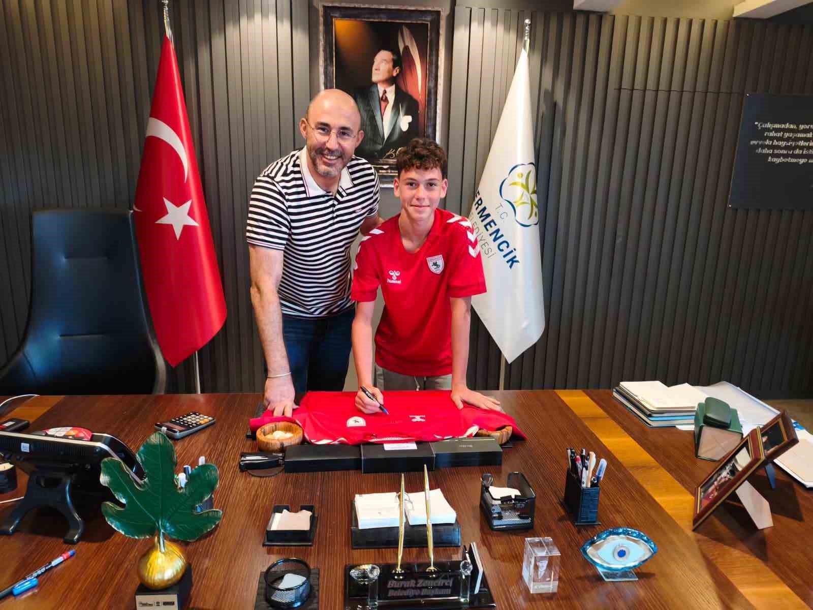 Samsunspor&rsquo;un gen&ccedil; oyuncusu Kuzey&rsquo;den Başkan Zencirci&rsquo;ye forma jesti