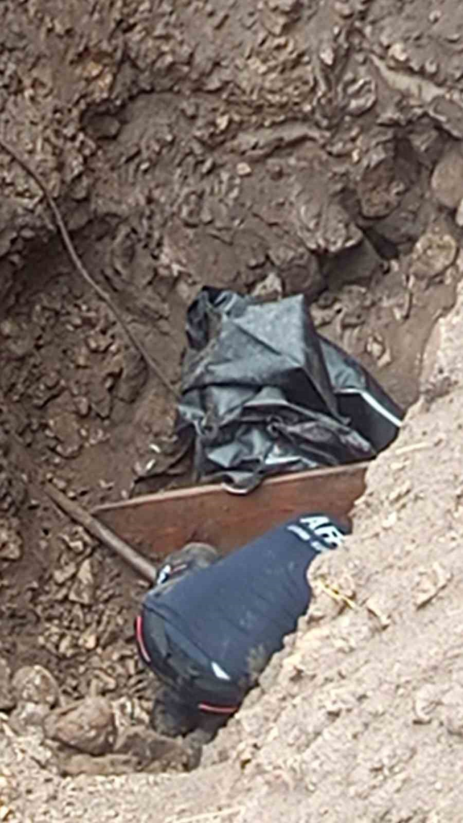 Define ararken toprak altında kalan adamın cenazesi 18 saat sonra çıkarıldı