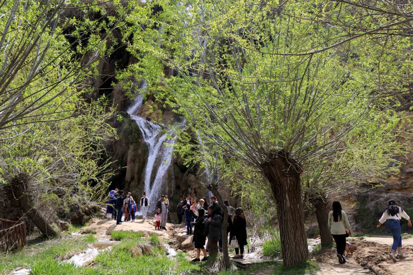 Girlevik Şelalesi bayramda ziyaretçi akınına uğradı