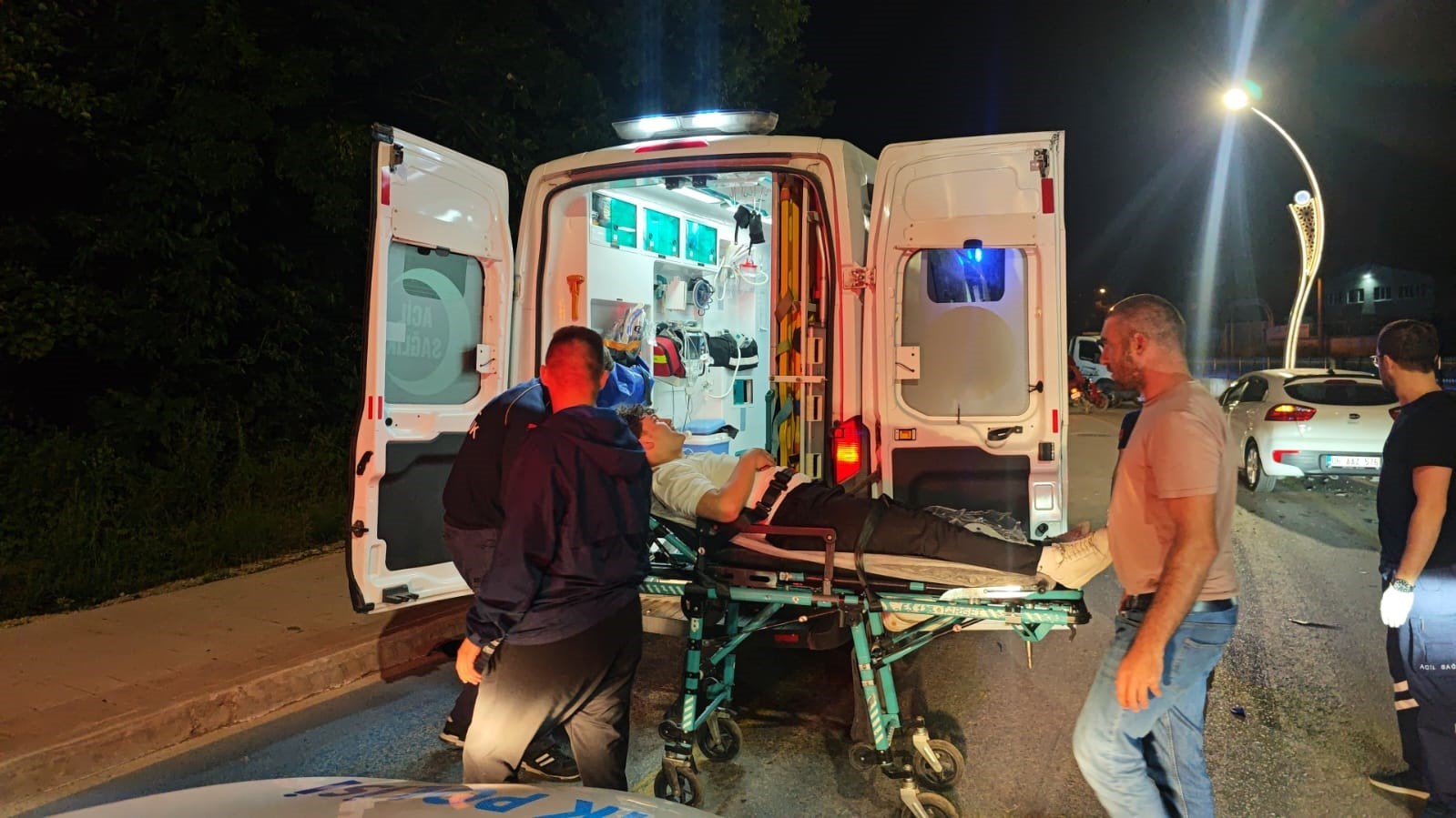 Otomobil ile kafa kafaya çarpışan motosiklet sürücüsü yaralandı