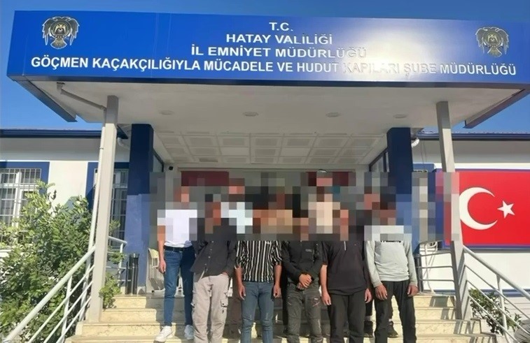 Bagajına 3 kişi bindirdiği otomobile 9 göçmen sığdıran insan tacirine 102 bin TL ceza
