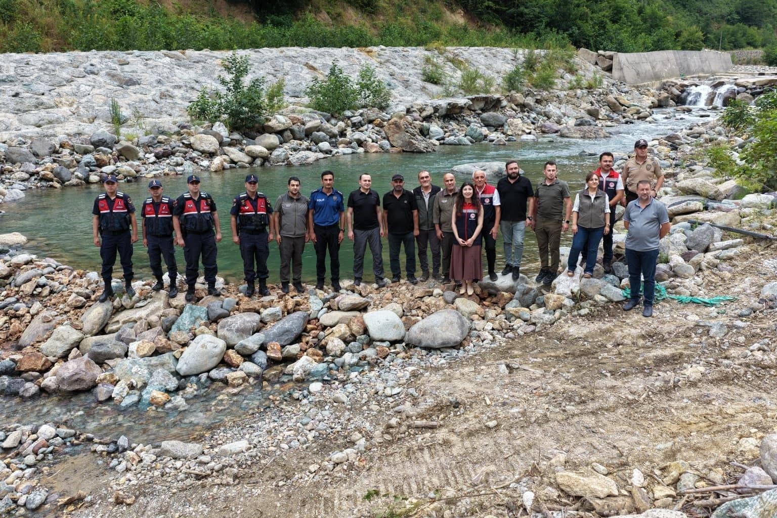 Artvin&rsquo;de 30 bin kırmızı benekli alabalık yavrusu derelerle buluştu