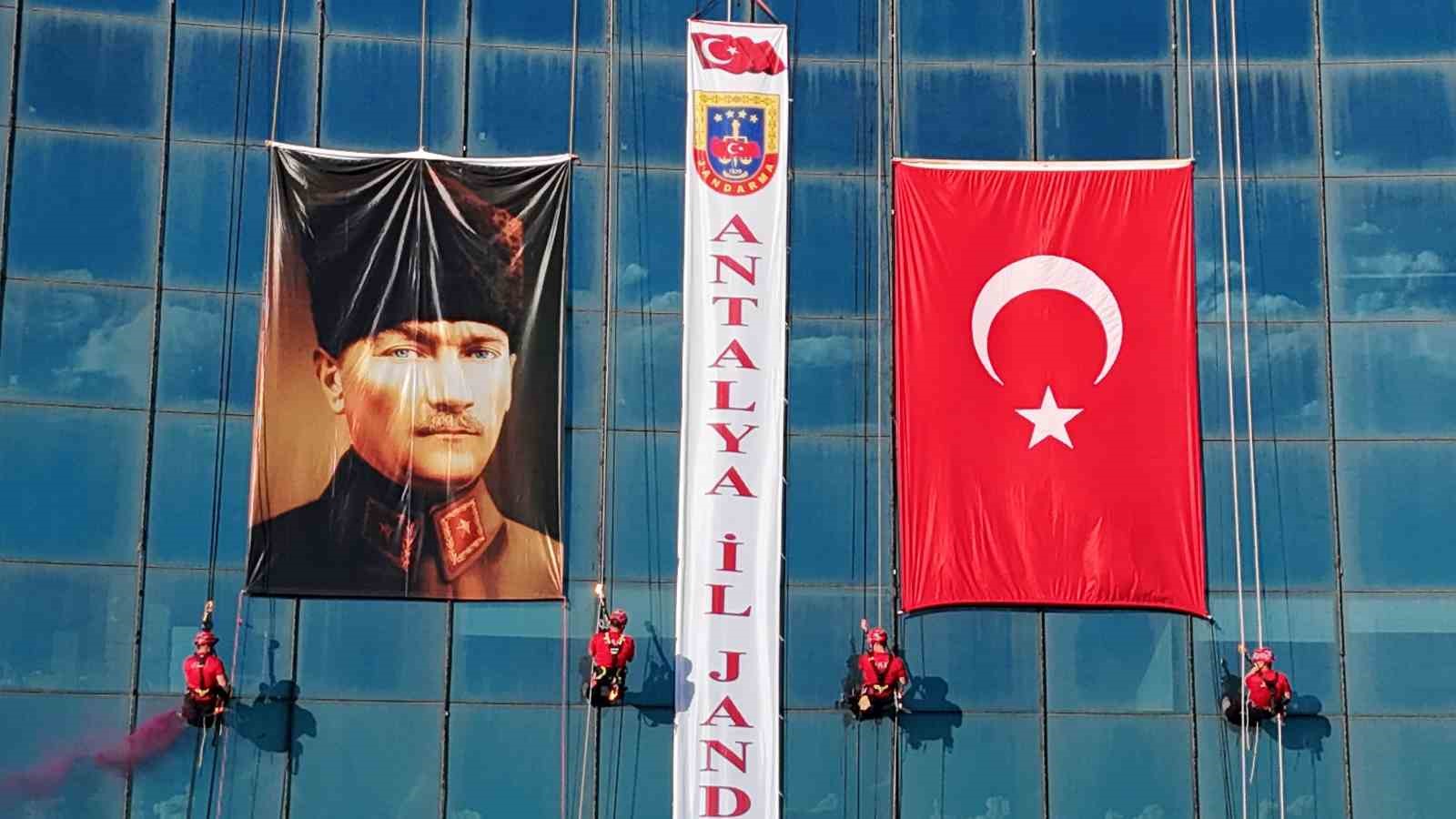 Antalya’da JAK timi, halatla sarktıkları 64 metre yükseklikte Türk bayrağı açtı
