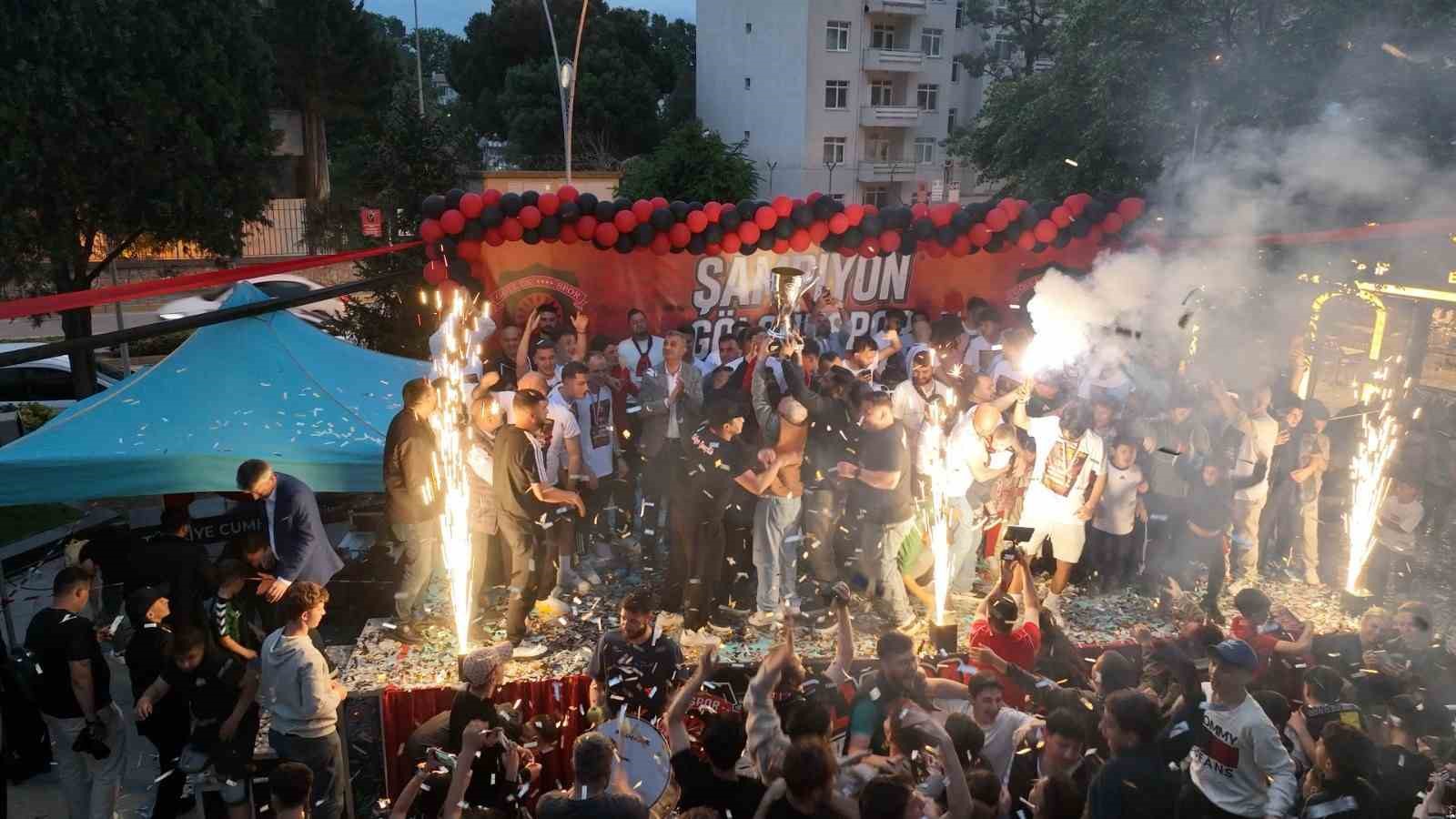 Şampiyon G&ouml;lc&uuml;kspor, kupasıyla kente d&ouml;nd&uuml;