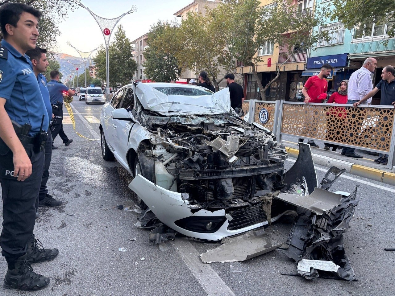 Otomobil belediye otobüsüne çarptı, sürücü ağır yaralandı