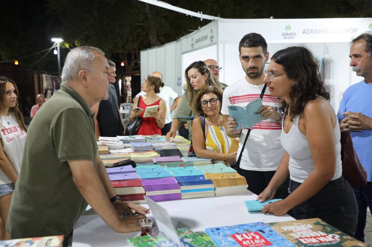 8. Edremit Kitap Fuarı&rsquo;nın ikinci g&uuml;n&uuml; dolu dolu ge&ccedil;ti