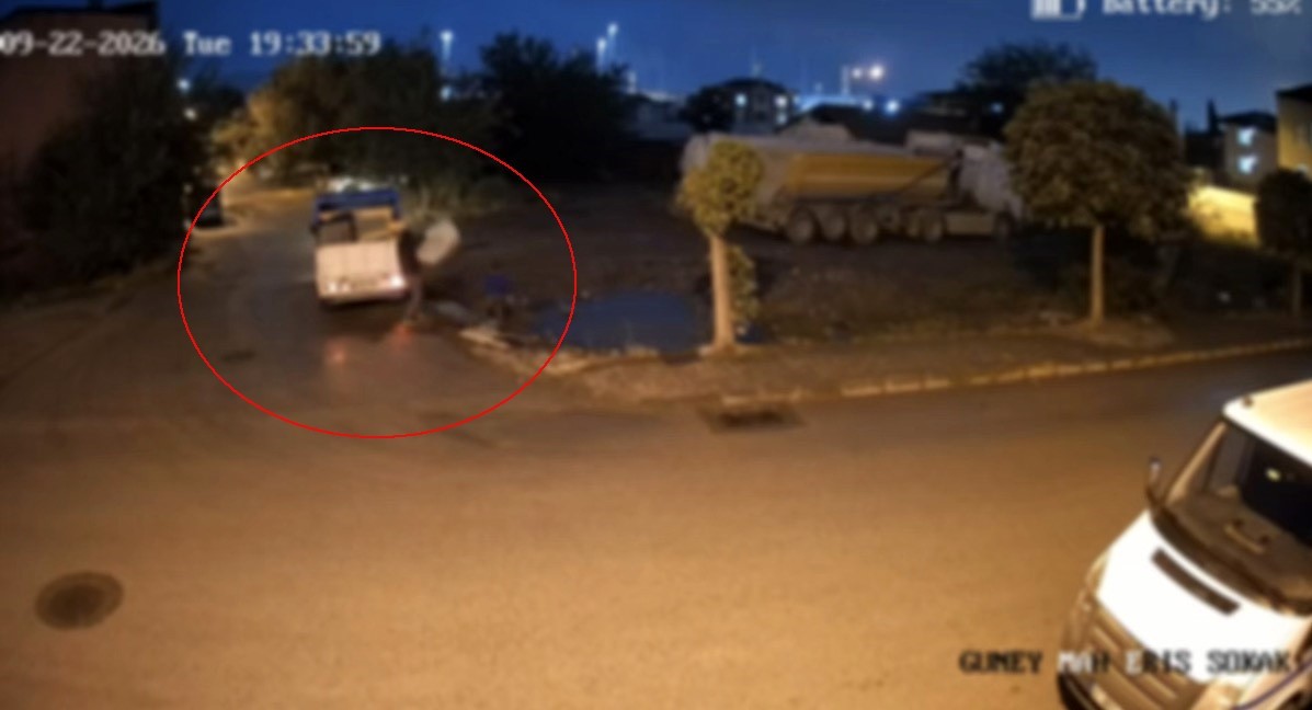 Çevreyi kirleteceklerdi, kamerayı görünce geri topladılar