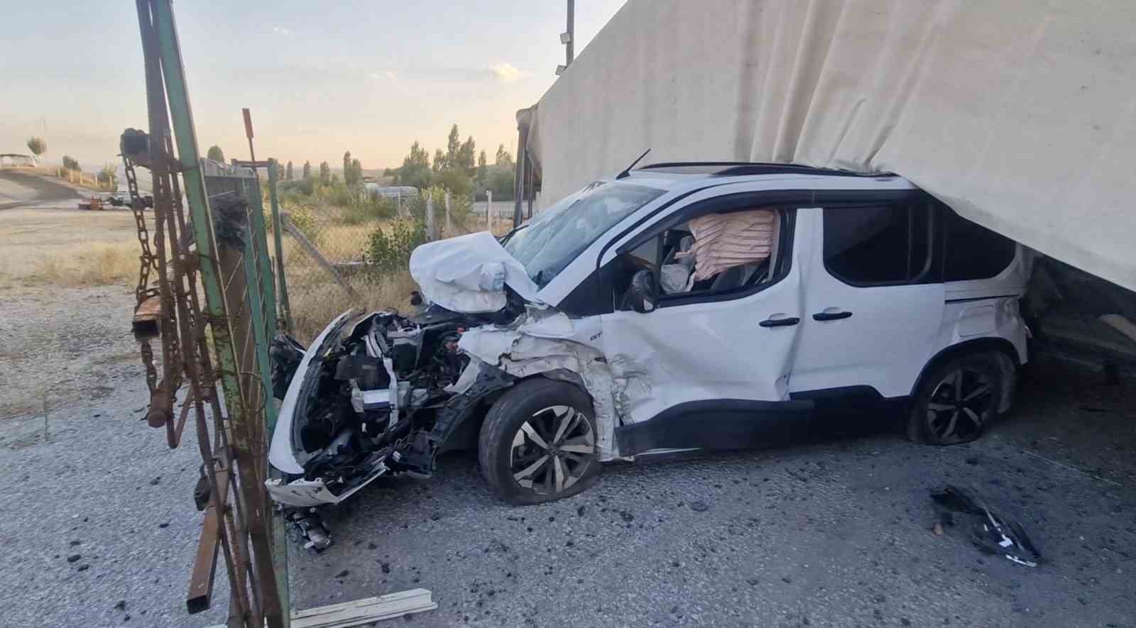 Çorum’da kontrolden çıkan tır, hafif ticari aracın üzerine devrildi: 1 yaralı