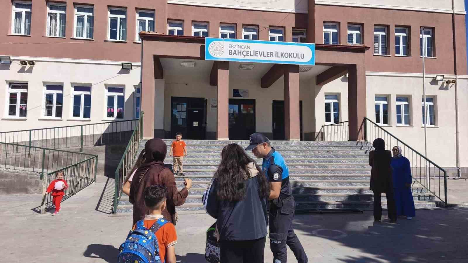 Polisten öğrenci velilerine yeni eğitim yılında güvenlik bilgilendirmesi