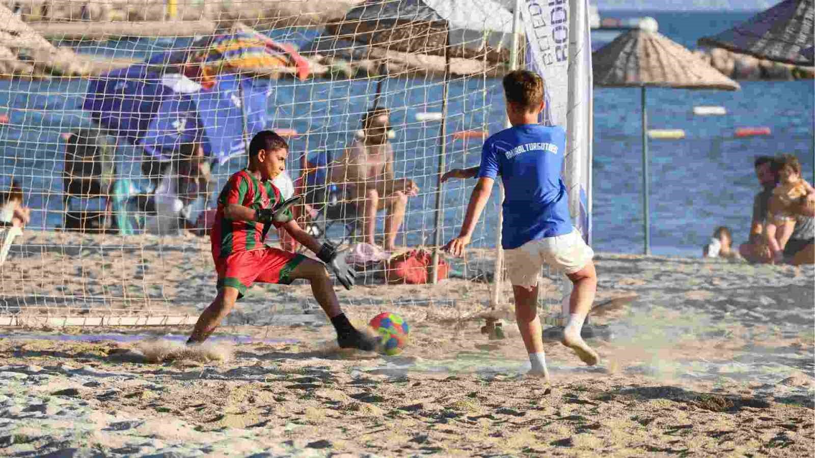 Bodrum&rsquo;da 1. G&uuml;nbatımı &Ccedil;ocuk Plaj Futbol Şenliği başladı